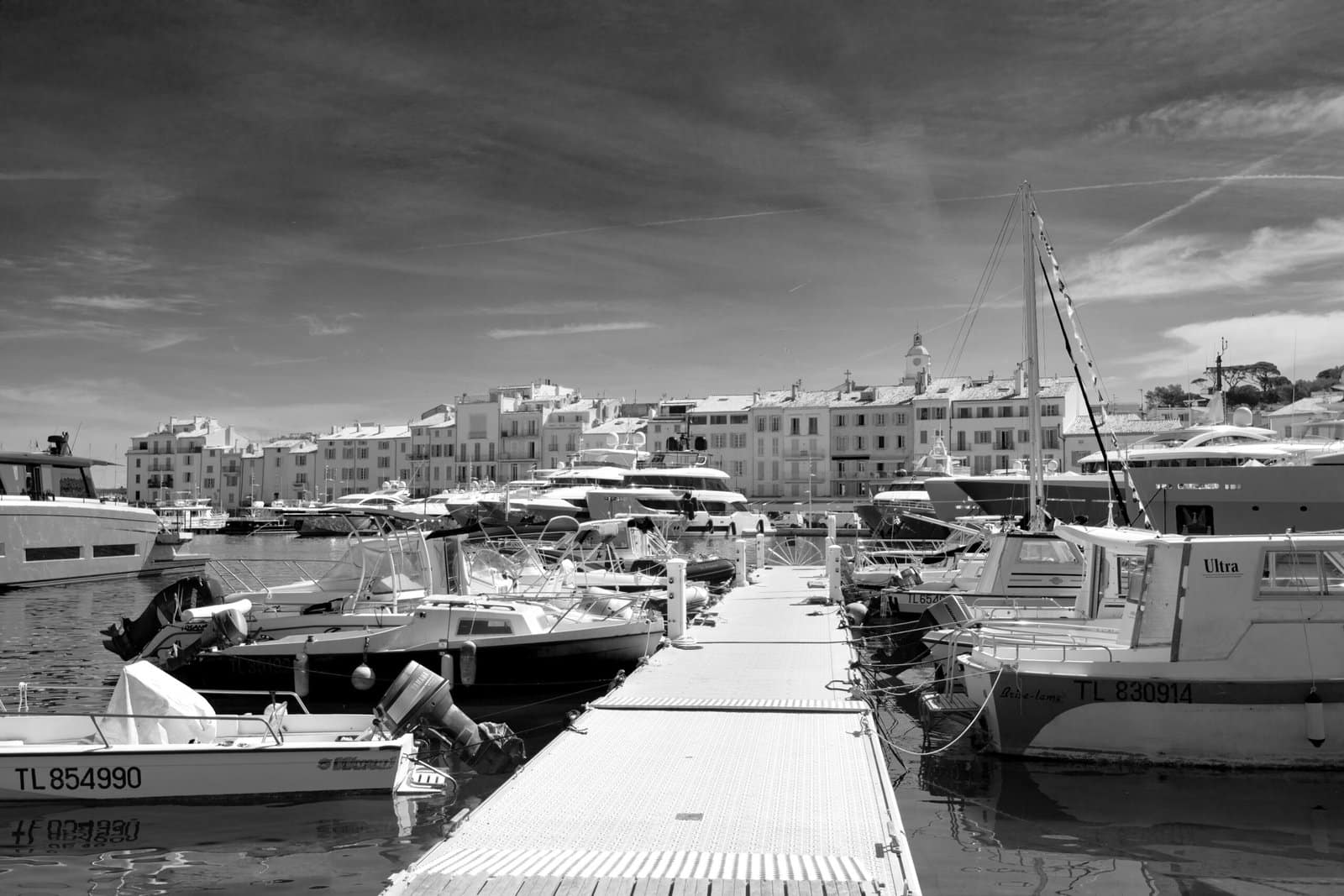 Port de Saint-Raphael en noir et blanc – Photo artistique
